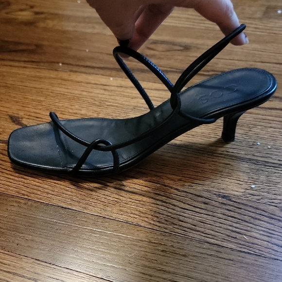 Sleek Black Women's Strappy Sandals - Picture 1 of 4